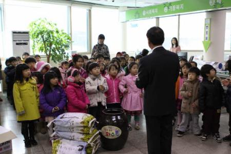 고사리 손으로 전하는 사랑의 메세지